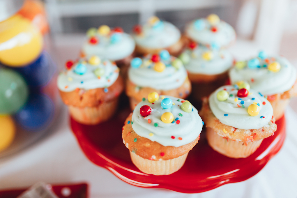 KINGS HAPPY UN-BIRTHDAY - KIDS BALL PARTY by Utah blogger Dani Marie - Red Yellow Blue and Green Ball Cupcakes