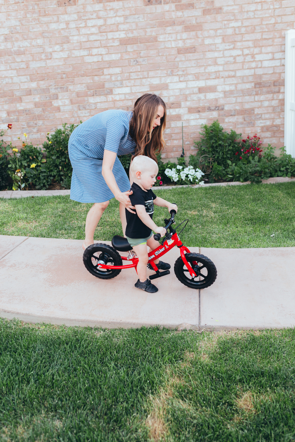 KINGS HAPPY UN-BIRTHDAY - KIDS BALL PARTY by Utah blogger Dani Marie - Mom helping toddler to ride red balance bike 