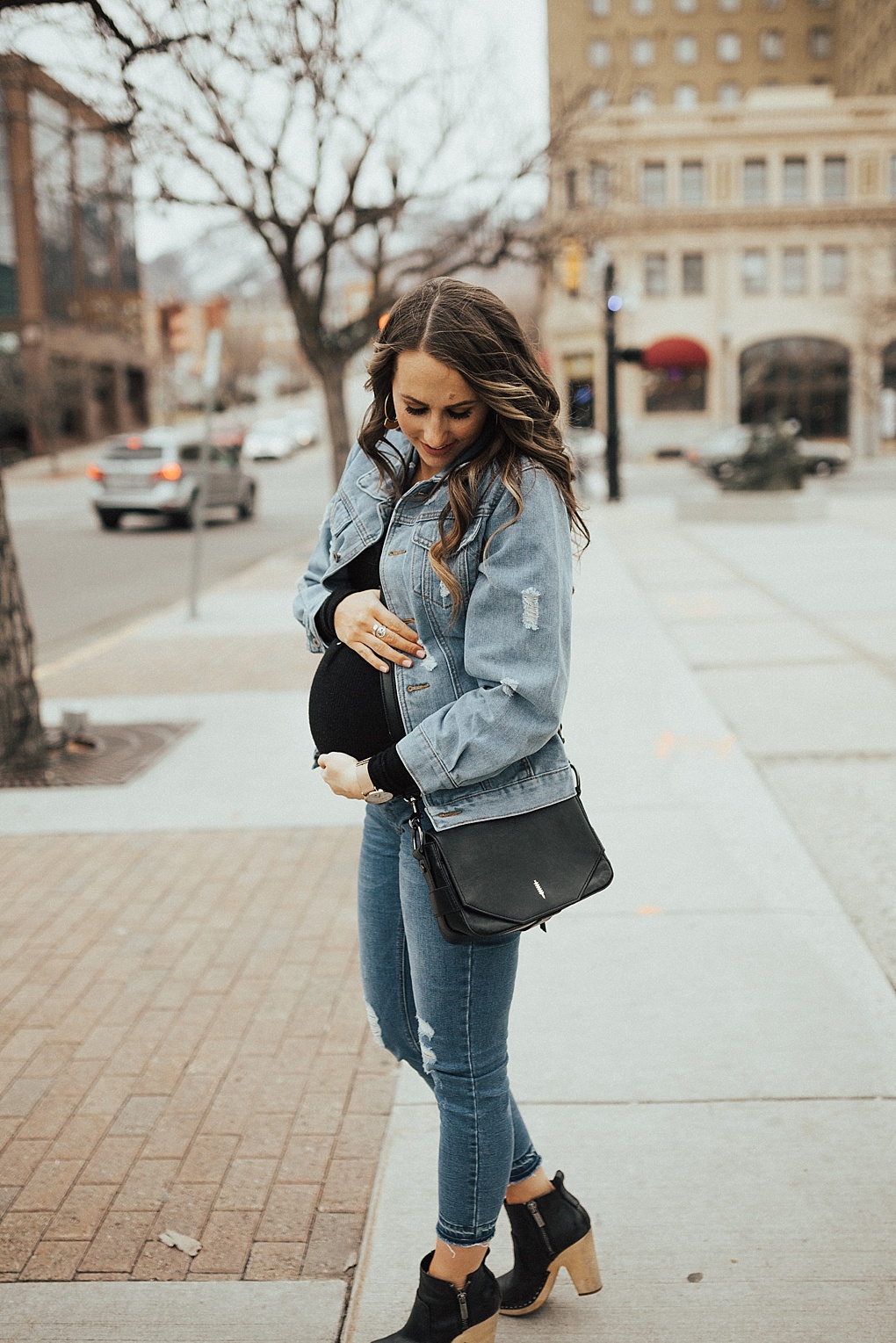 Ladies, are you loving the oversized jacket trend, but unsure on how to style it? Bookmark this ASAP to learn all the tips on mastering the oversized jacket trend. 