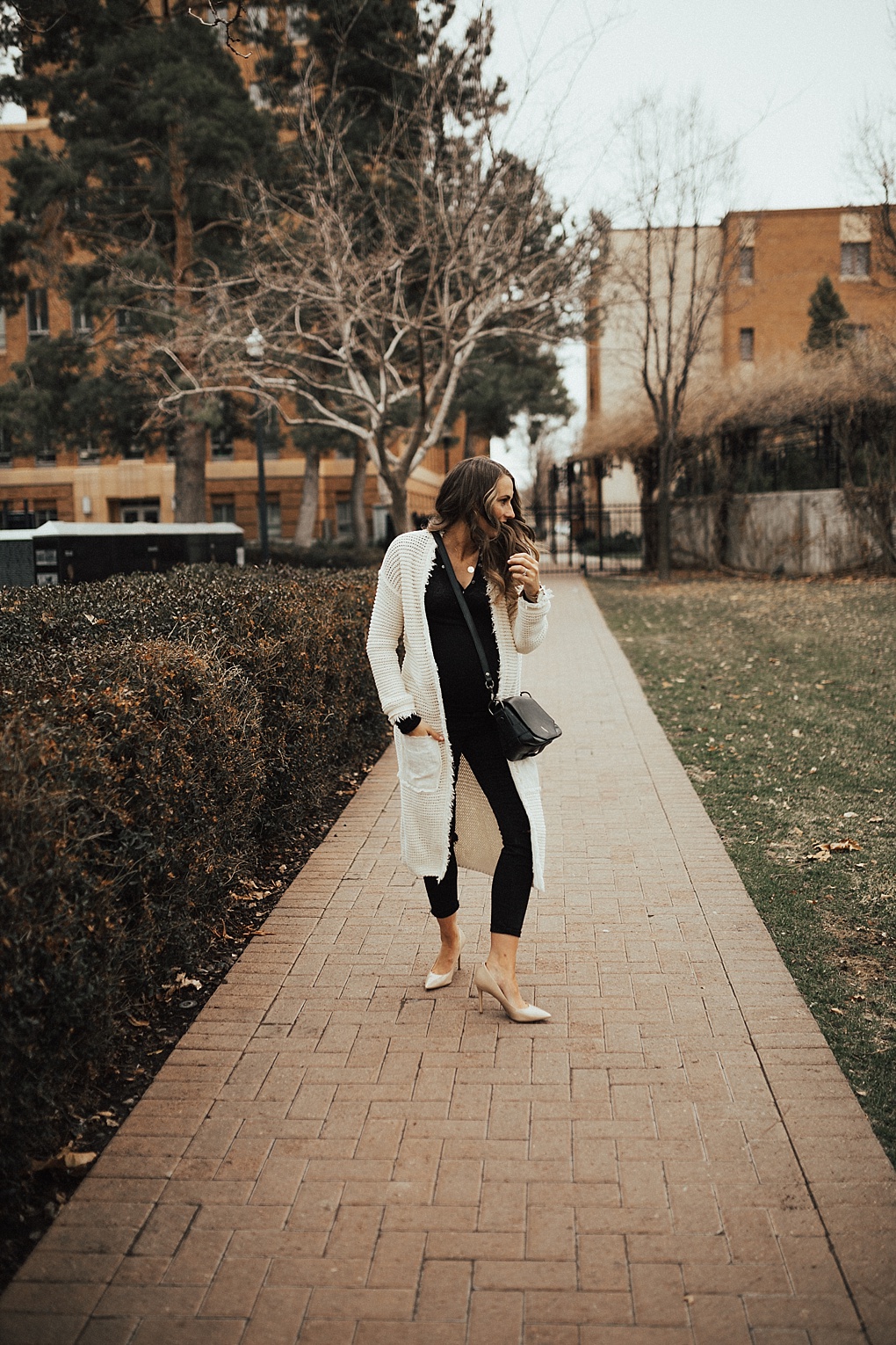 Bookmark this post ASAP! Utah Style Blogger Dani Marie shares her top tips on how to dress up a duster cardigan for Spring!
