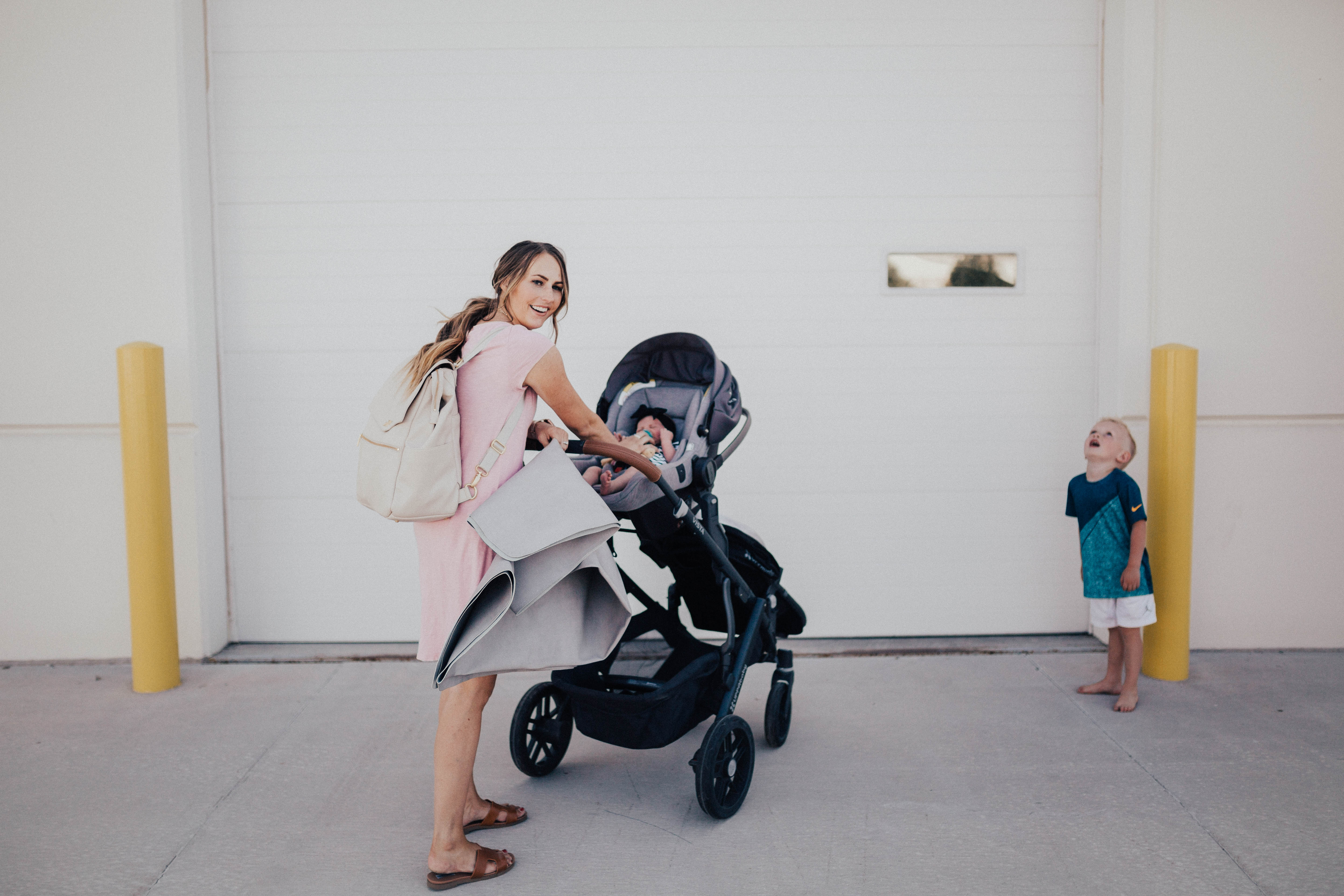 The must have on the go products for any mama on the go! SAVE this post!