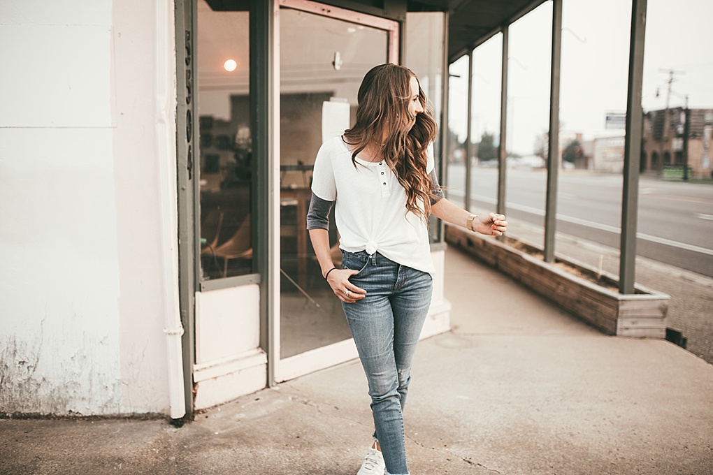 Ladies who says nursing friendly tops can't also be super stylish? Utah Style Blogger Dani Marie is sharing her favorite nursing friendly tops for Fall. 