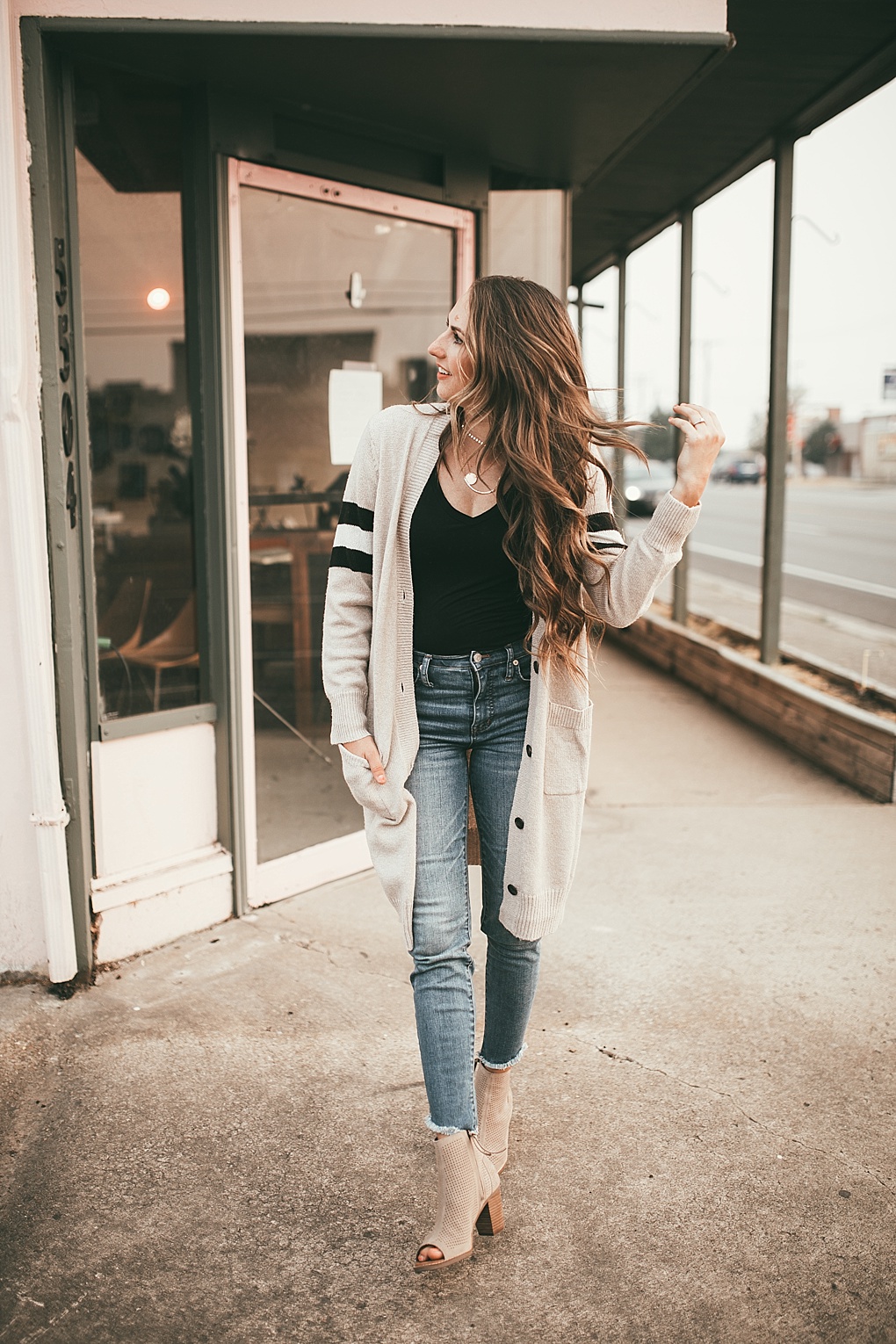 Bookmark this post ASAP! Utah Style Blogger Dani Marie is sharing her top 13 mom friendly fall outfits that will keep you stylish all season long! 