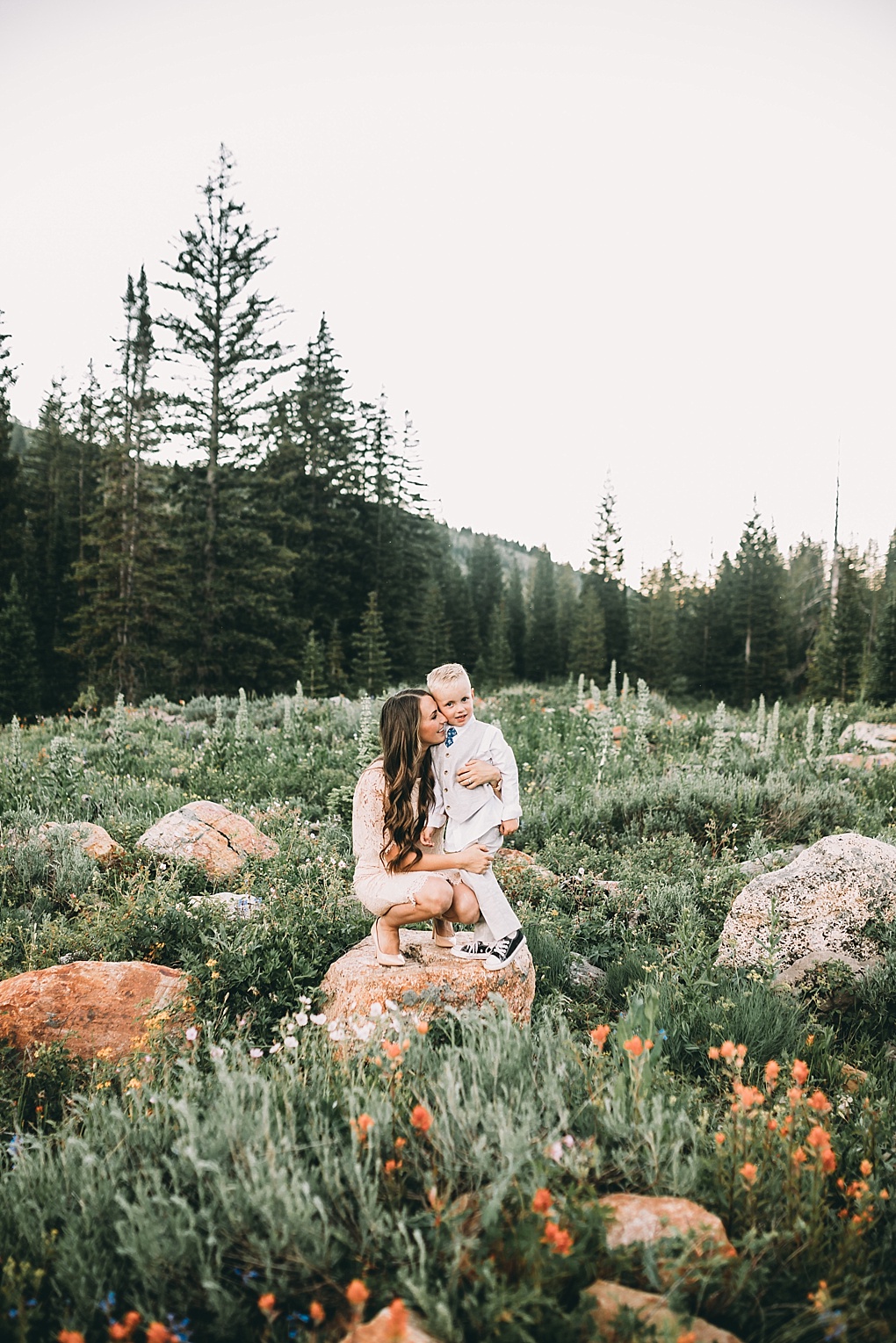 Bookmark this post ASAP if you need help planning your family photo. Utah Style Blogger Dani Marie is sharing her tip family photo outfit ideas here! 