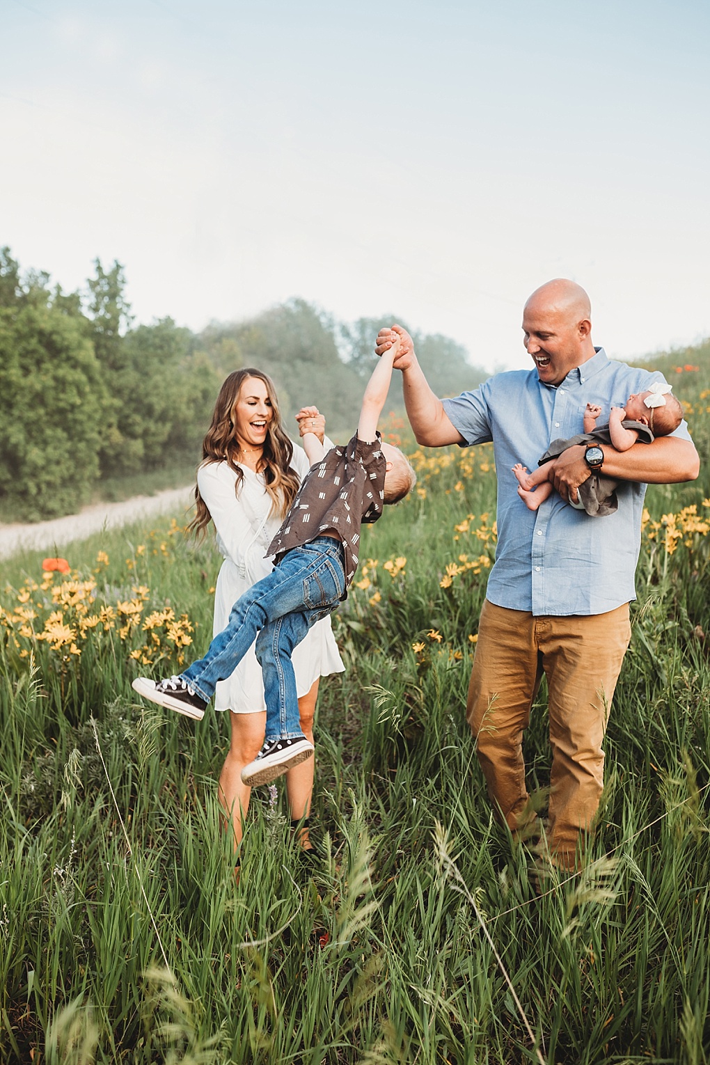 Bookmark this post ASAP if you need help planning your family photo. Utah Style Blogger Dani Marie is sharing her tip family photo outfit ideas here! 