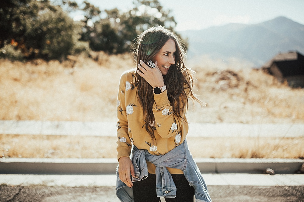 Curious how to style joggers? Utah Style Blogger Dani Marie is sharing her top 3 favorite ways to style joggers like a pro. Click to see them here!