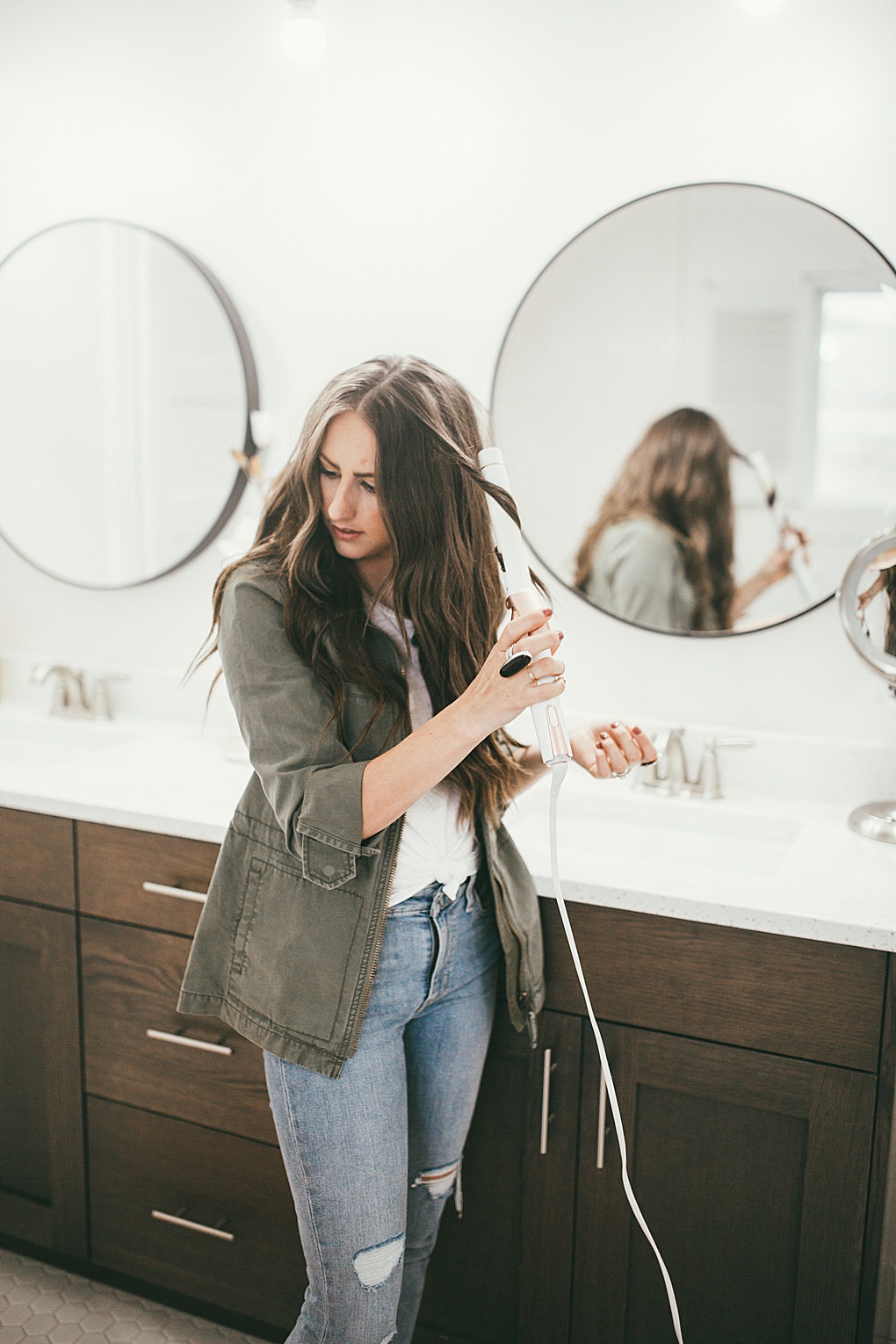 Curious how to get the perfect beachy curls? Utah Style blogger Dani Marie is sharing the best beachy curls hair tutorial here!