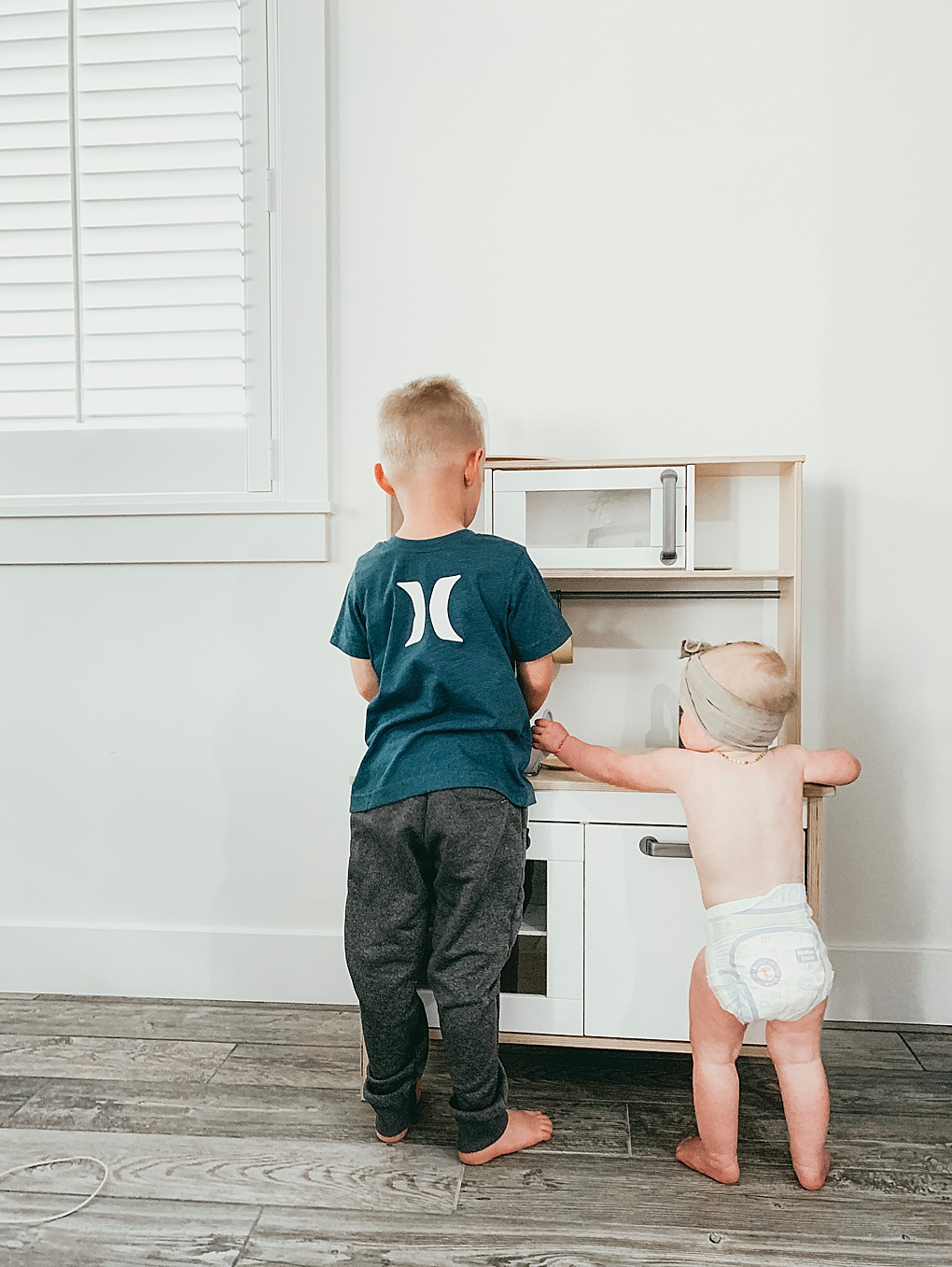 Looking for the best gifts for 1 year old? Utah Style Blogger Dani Marie is sharing her favorite gifts for 1 year old! Click to see them HERE!