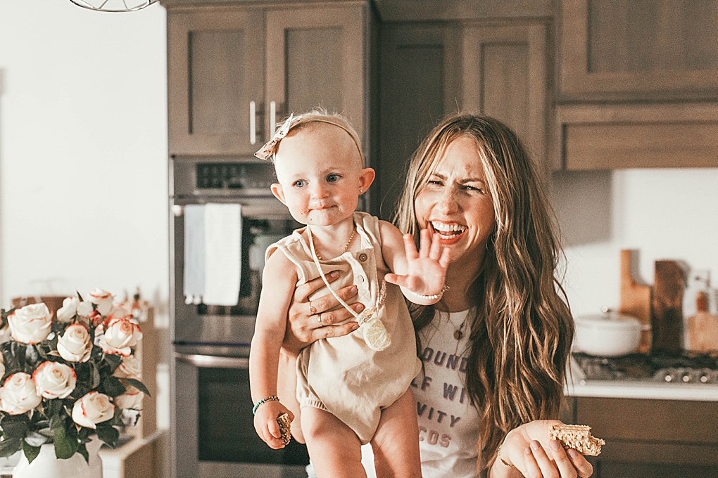 Curious how to simplify hectic mornings? Utah Style Blogger Dani Marie is sharing her top simple ways to simplify hectic mornings HERE!
